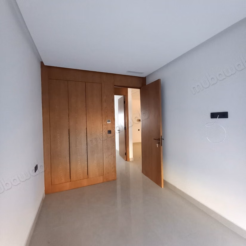 Appartement à vendre à Tanja Balia. 
3 chambres petit bâtiment. 
5 minutes Tgv