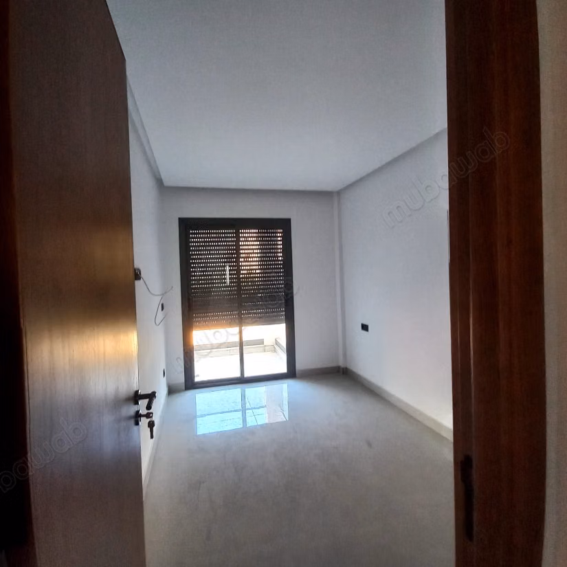 Appartement à vendre à Tanja Balia. 
3 chambres petit bâtiment. 
5 minutes Tgv