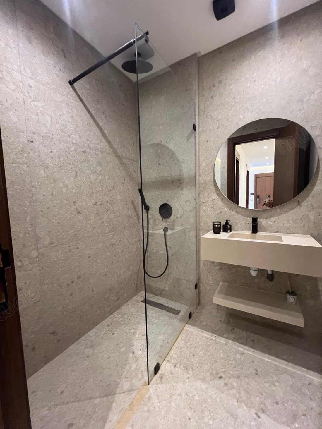 Très bel appartement en location à El Menzeh.
Superficie 110 m².
Meublé