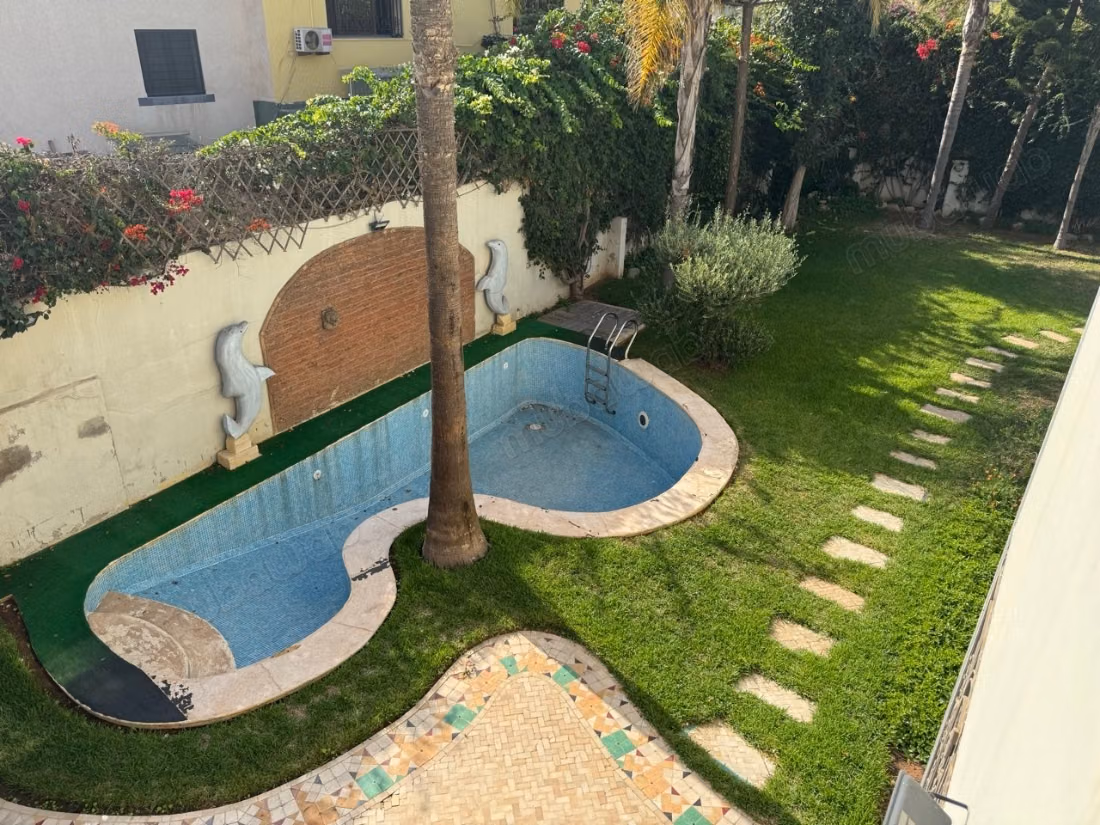 Splendide villa à vendre à Oasis. 5 pièces. Tout confort avec cheminée et climatisation
