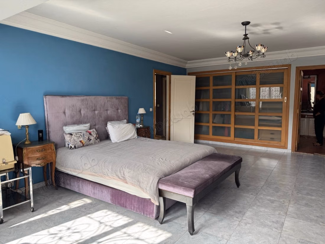 Splendide villa à vendre à Oasis. 5 pièces. Tout confort avec cheminée et climatisation
