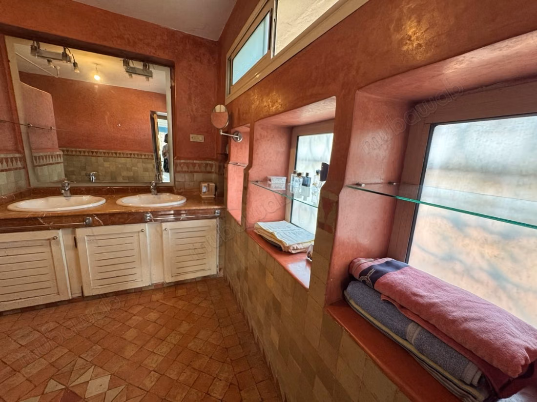 Splendide villa à vendre à Oasis. 5 pièces. Tout confort avec cheminée et climatisation