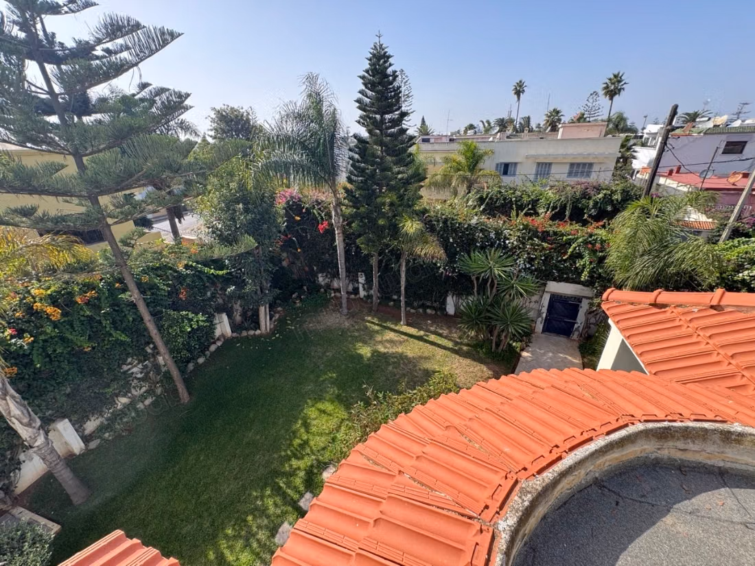 Splendide villa à vendre à Oasis. 5 pièces. Tout confort avec cheminée et climatisation