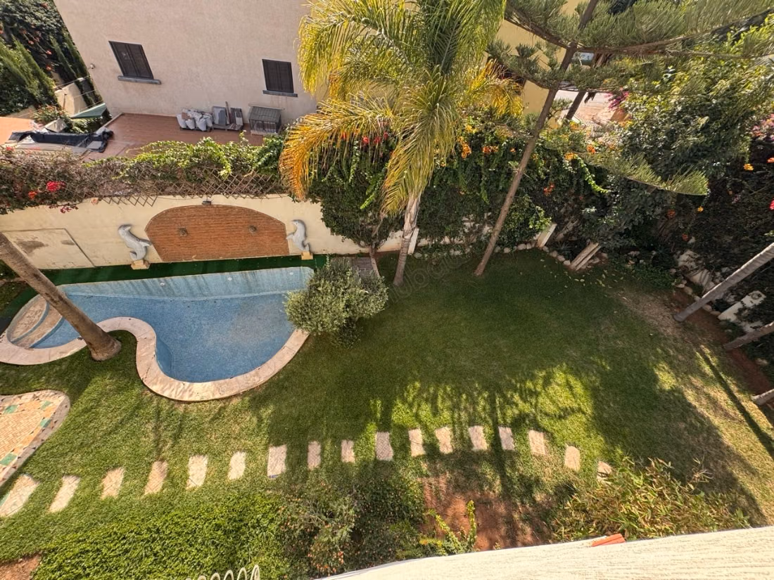 Splendide villa à vendre à Oasis. 5 pièces. Tout confort avec cheminée et climatisation