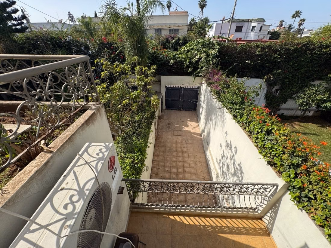 Splendide villa à vendre à Oasis. 5 pièces. Tout confort avec cheminée et climatisation