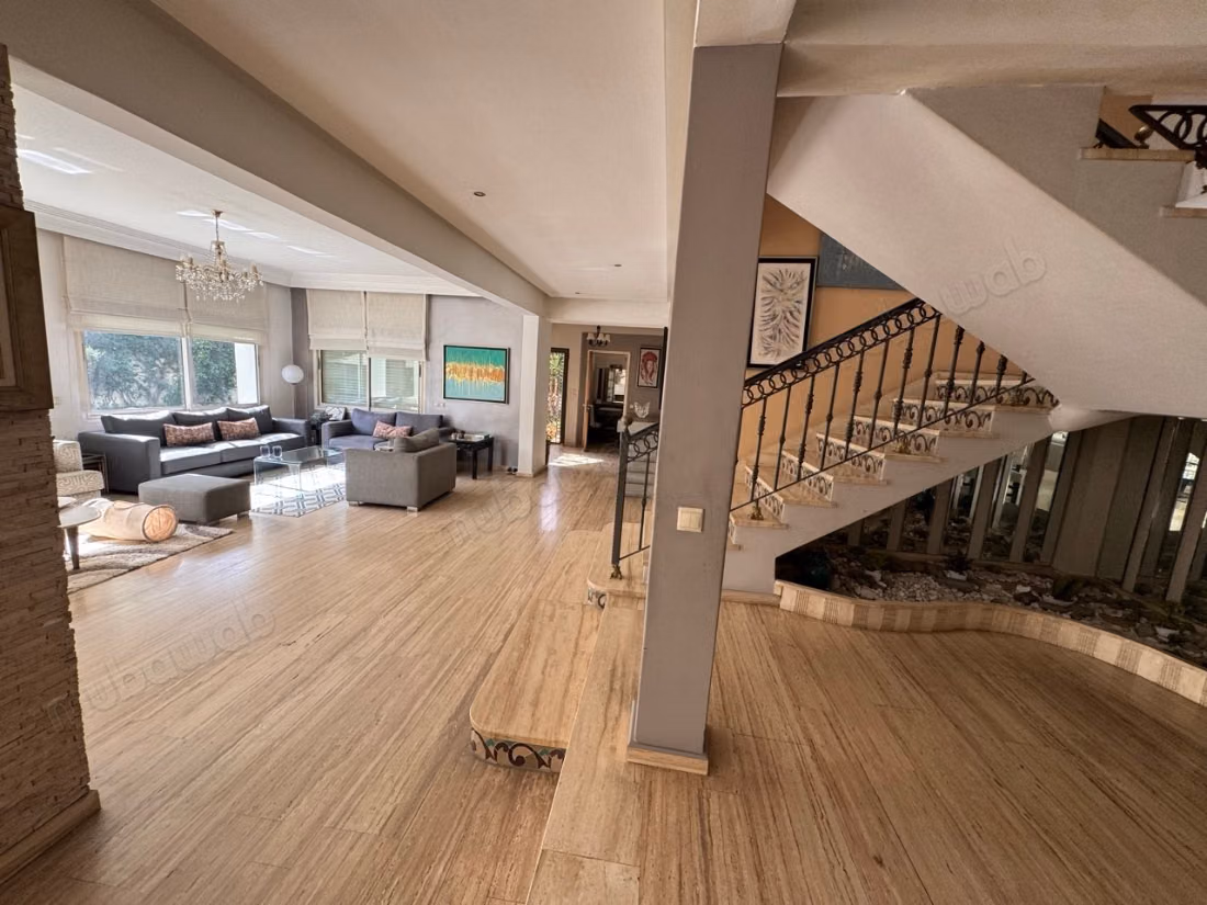 Splendide villa à vendre à Oasis. 5 pièces. Tout confort avec cheminée et climatisation