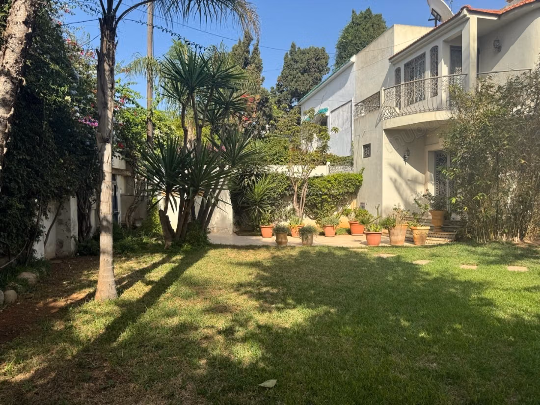 Splendide villa à vendre à Oasis. 5 pièces. Tout confort avec cheminée et climatisation