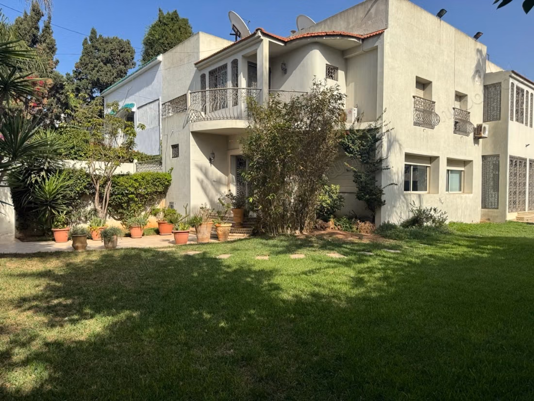 Splendide villa à vendre à Oasis. 5 pièces. Tout confort avec cheminée et climatisation
