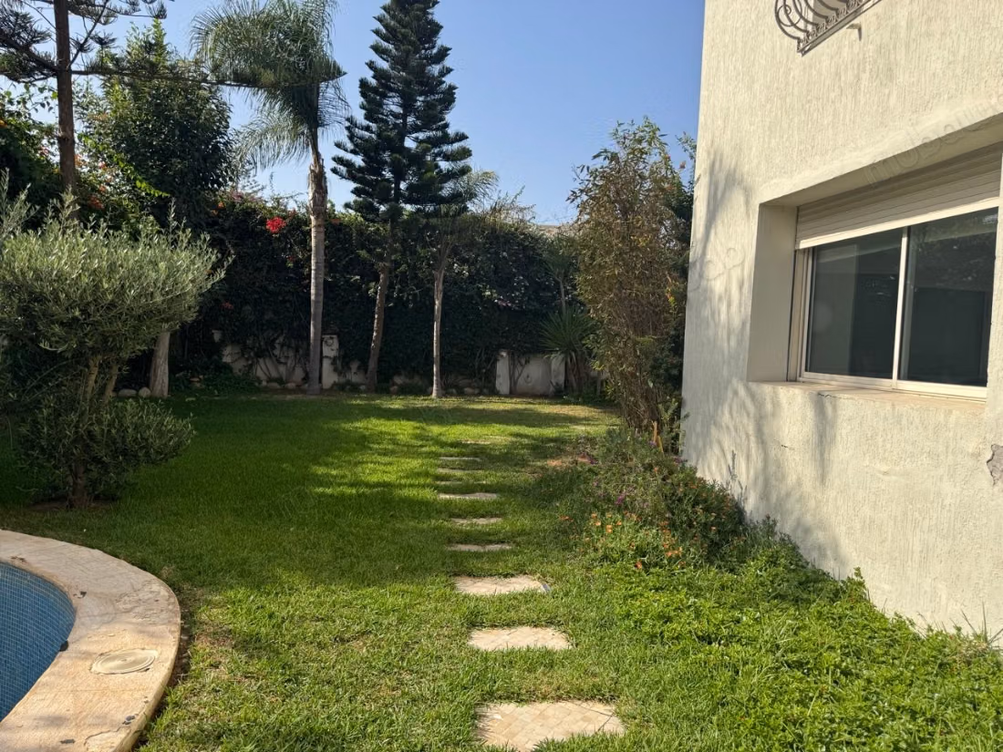 Splendide villa à vendre à Oasis. 5 pièces. Tout confort avec cheminée et climatisation