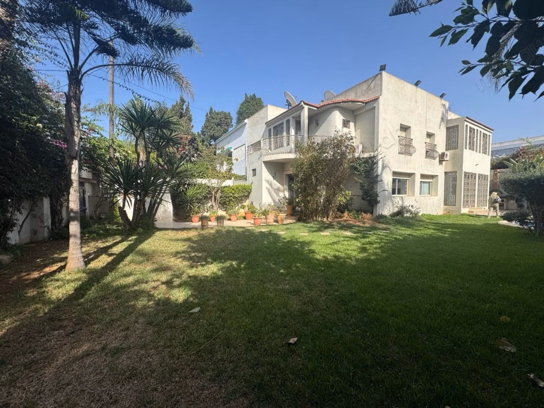 Splendide villa à vendre à Oasis. 5 pièces. Tout confort avec cheminée et climatisation
