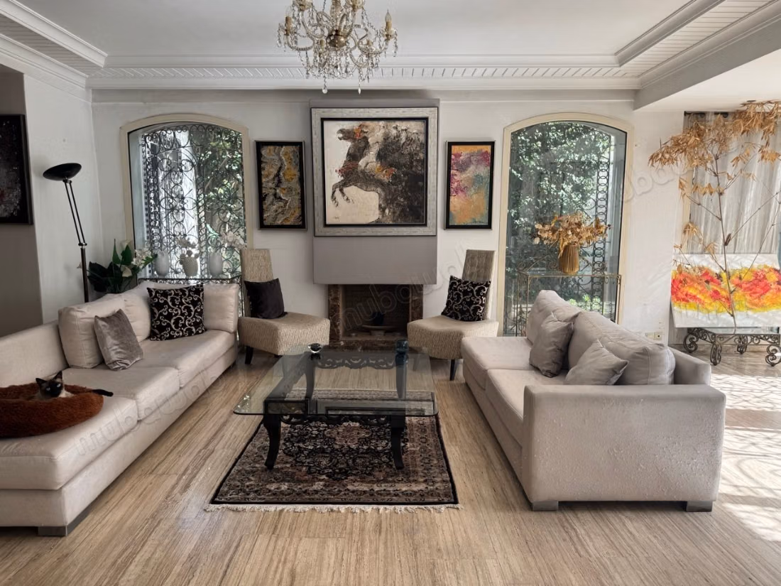Splendide villa à vendre à Oasis. 5 pièces. Tout confort avec cheminée et climatisation