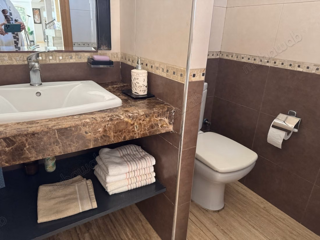 Splendide villa à vendre à Oasis. 5 pièces. Tout confort avec cheminée et climatisation
