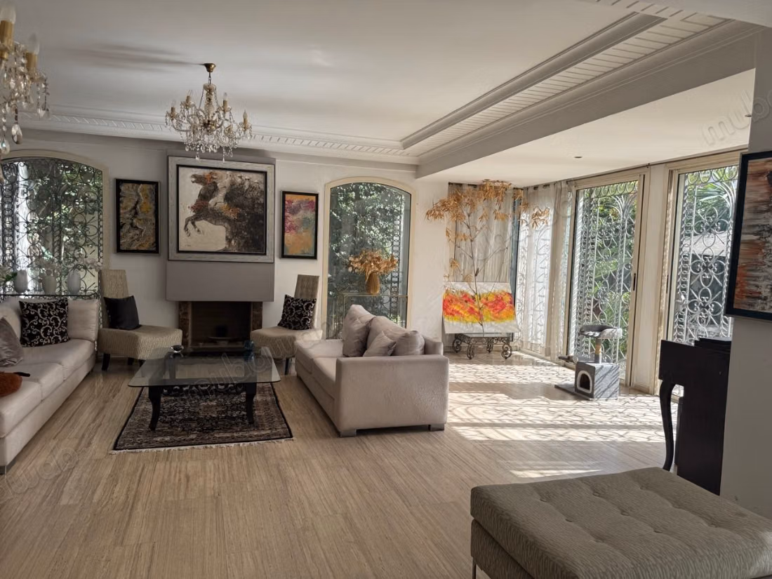 Splendide villa à vendre à Oasis. 5 pièces. Tout confort avec cheminée et climatisation