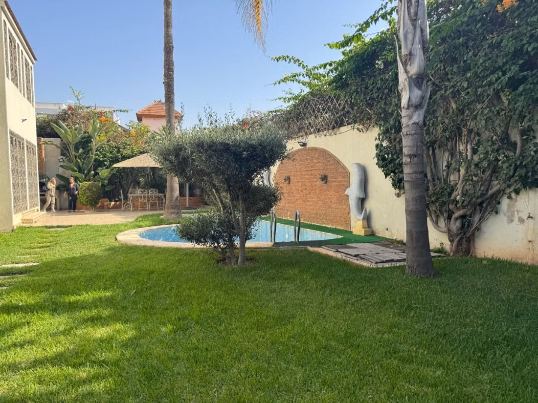 Splendide villa à vendre à Oasis. 5 pièces. Tout confort avec cheminée et climatisation