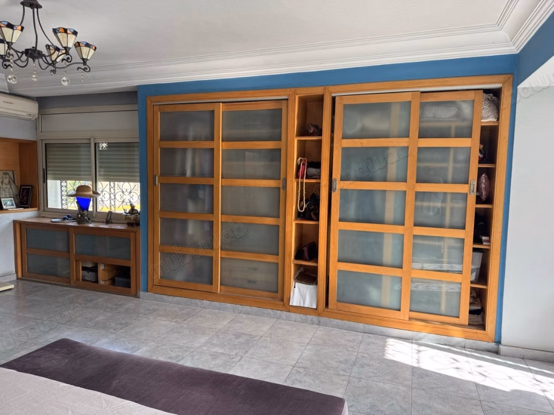 Splendide villa à vendre à Oasis. 5 pièces. Tout confort avec cheminée et climatisation