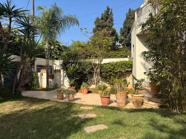 Splendide villa à vendre à Oasis. 5 pièces. Tout confort avec cheminée et climatisation