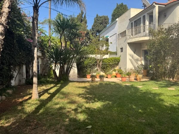 Splendide villa à vendre à Oasis. 5 pièces. Tout confort avec cheminée et climatisation