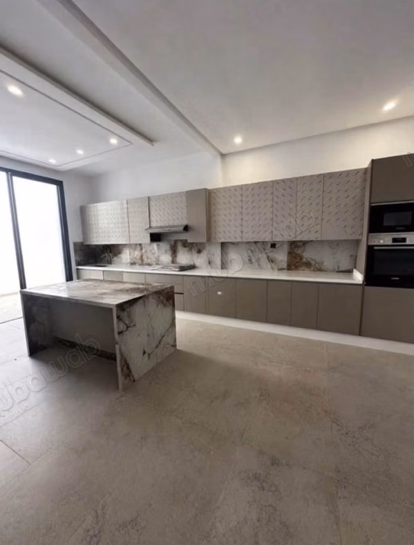 Somptueuse maison à vendre à Dar Bouazza. Surface totale 330 m². Piscine et service de Conciergerie