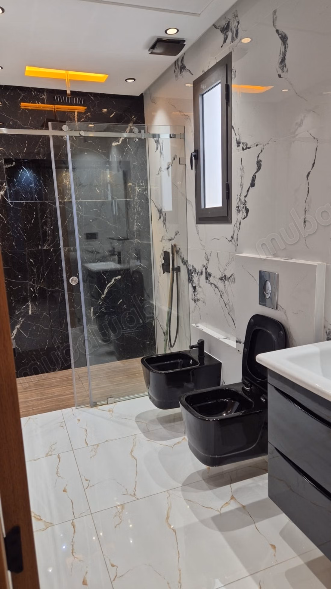 Appartements à louer à Al-Bustan. 1 unité. Salon marocain et service de sécurité.