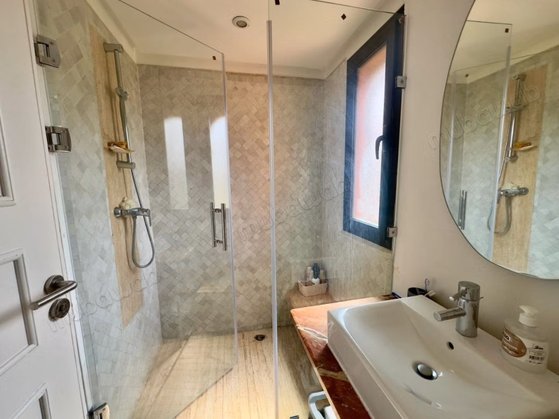 Villa spacieuse à vendre sur route de fès VE26313