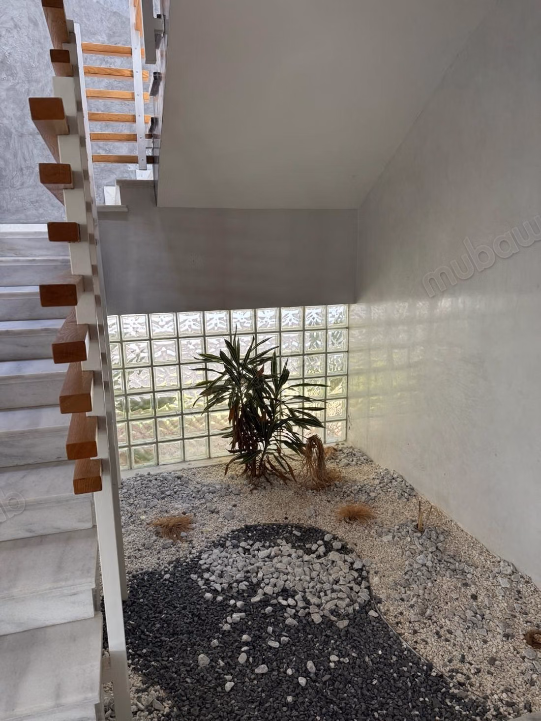 Belle villa à louer à Manzeh, Route Zahir, communauté de Manzeh. Superficie 800 m². Meublée