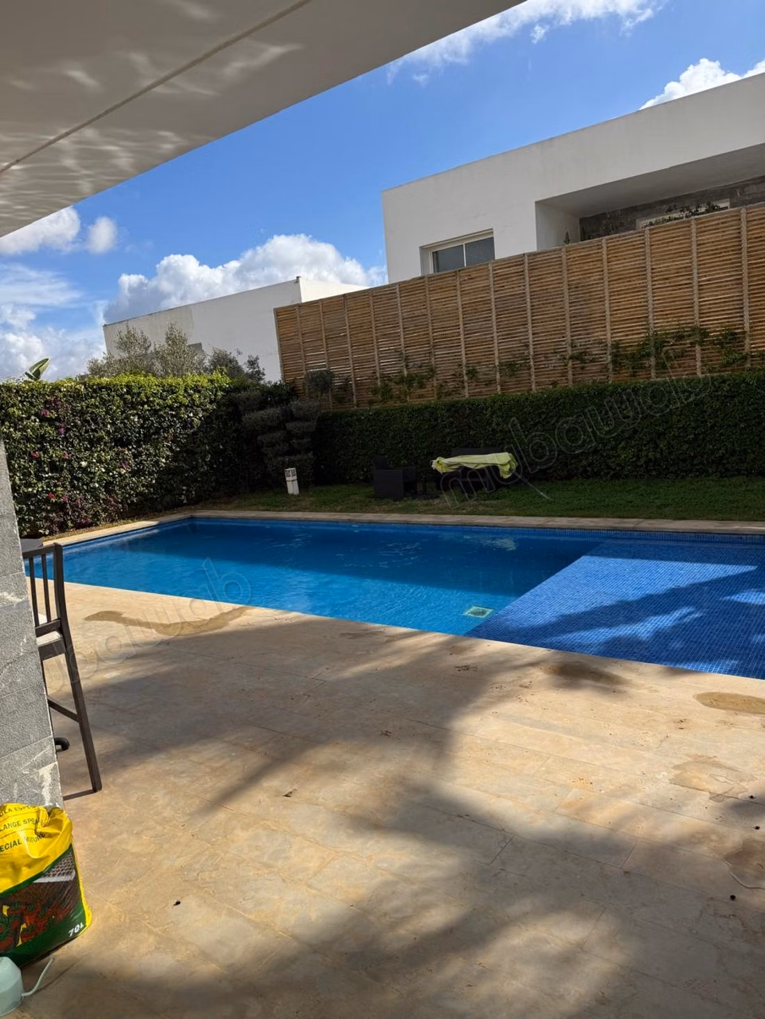Belle villa à louer à Manzeh, Route Zahir, communauté de Manzeh. Superficie 800 m². Meublée
