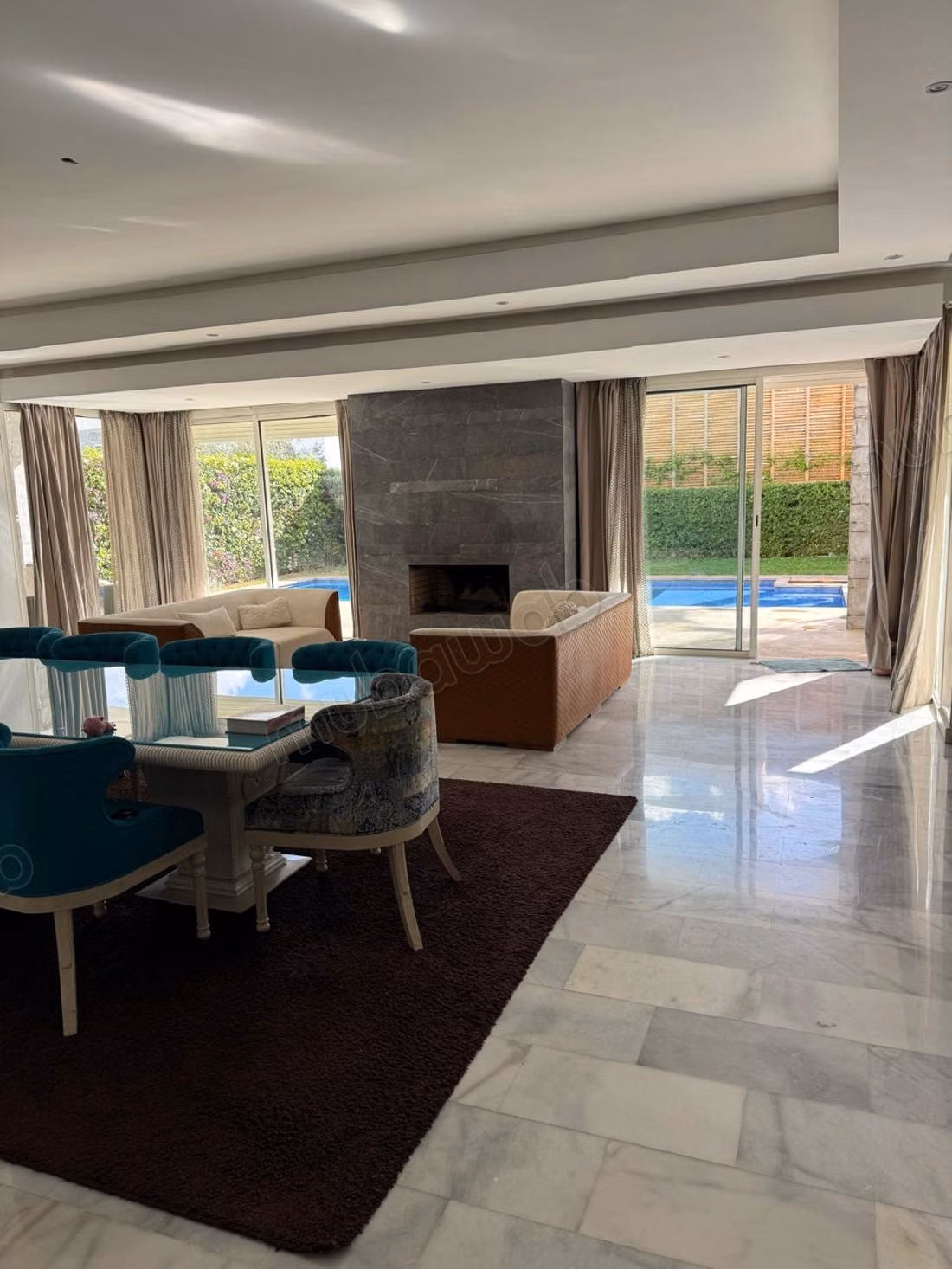 Belle villa à louer à Manzeh, Route Zahir, communauté de Manzeh. Superficie 800 m². Meublée