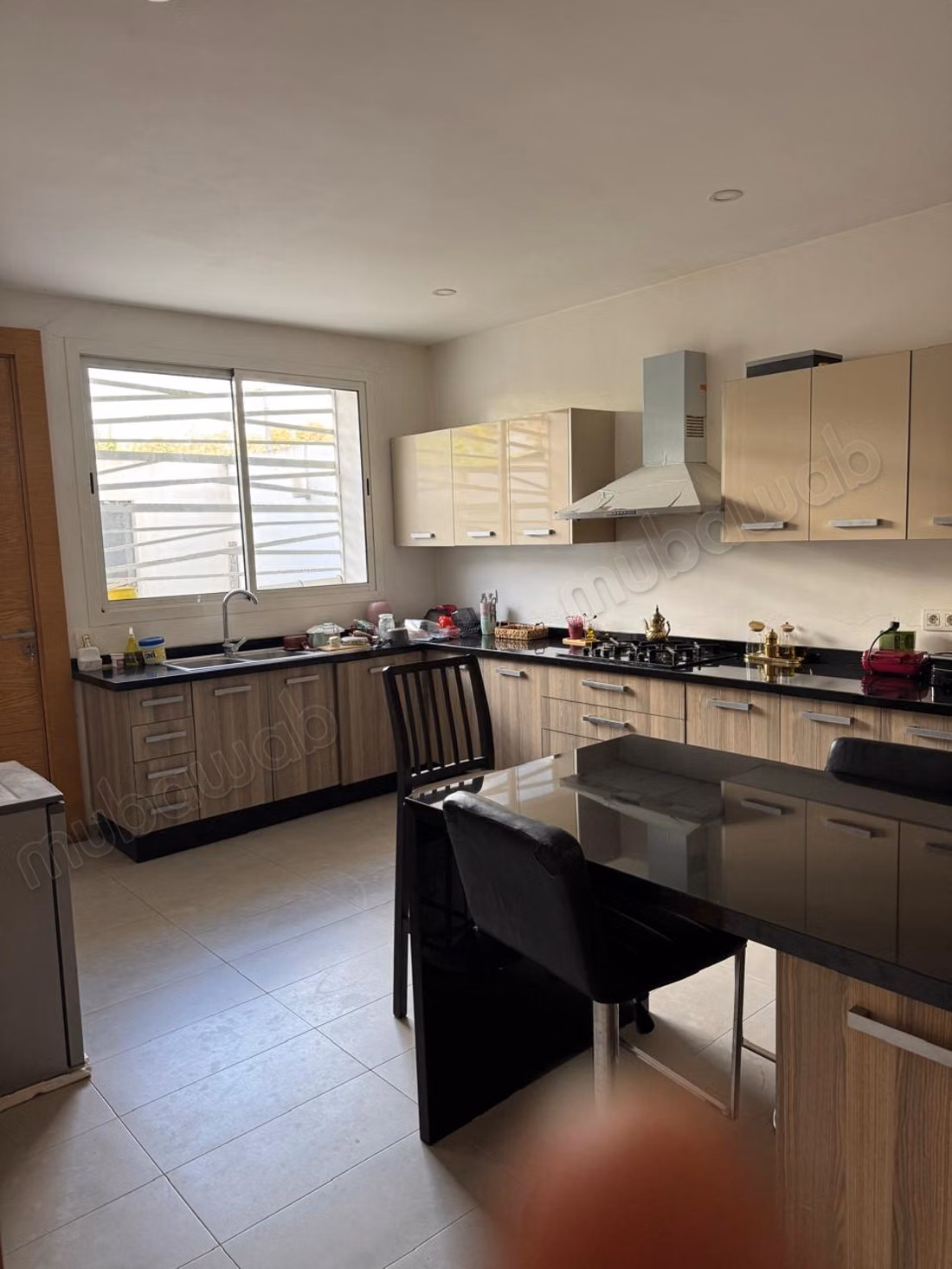 Belle villa à louer à Manzeh, Route Zahir, communauté de Manzeh. Superficie 800 m². Meublée