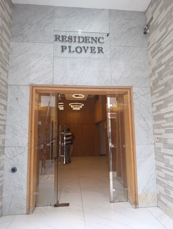 Louez cet appartement en Centre. 
7 grandes pièces. 
Résidence avec concierge, climatisation générale