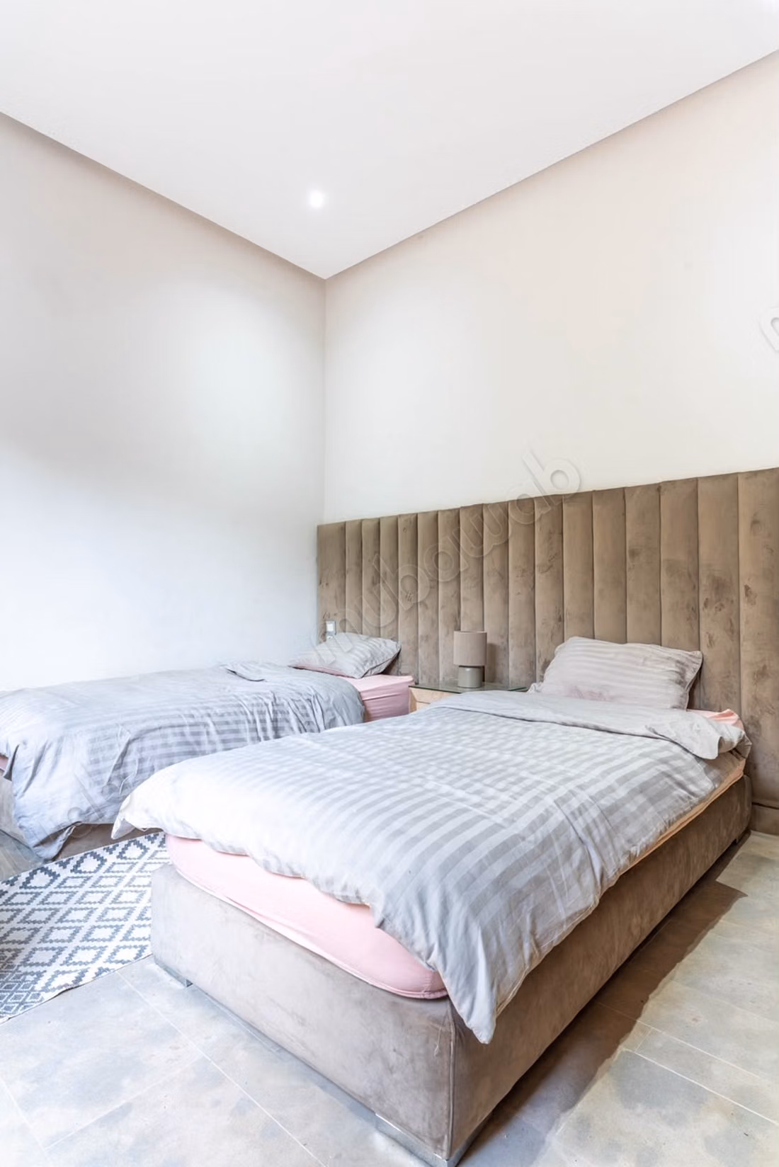 Superbe villa à louer à Route de Fez.
Surface de 1060 m².
Bien meublé