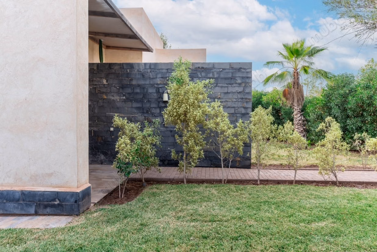 Superbe villa à louer à Route de Fez.
Surface de 1060 m².
Bien meublé