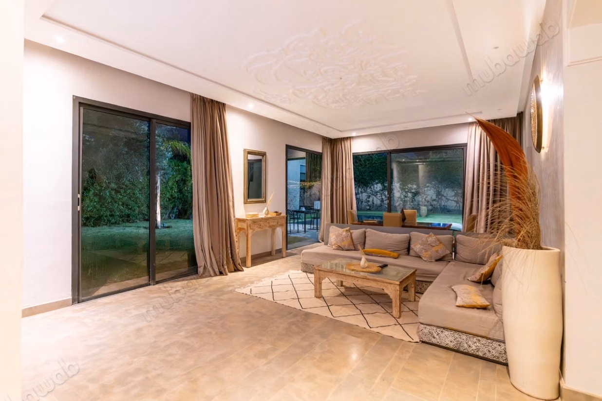 Superbe villa à louer à Route de Fez.
Surface de 1060 m².
Bien meublé