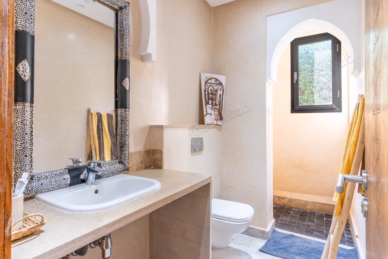 Superbe villa à louer à Route de Fez.
Surface de 1060 m².
Bien meublé