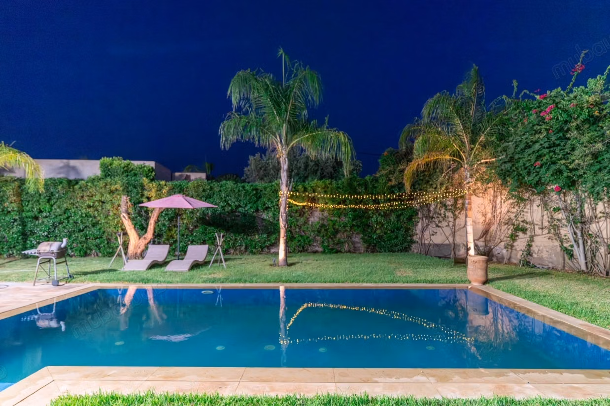 Superbe villa à louer à Route de Fez.
Surface de 1060 m².
Bien meublé