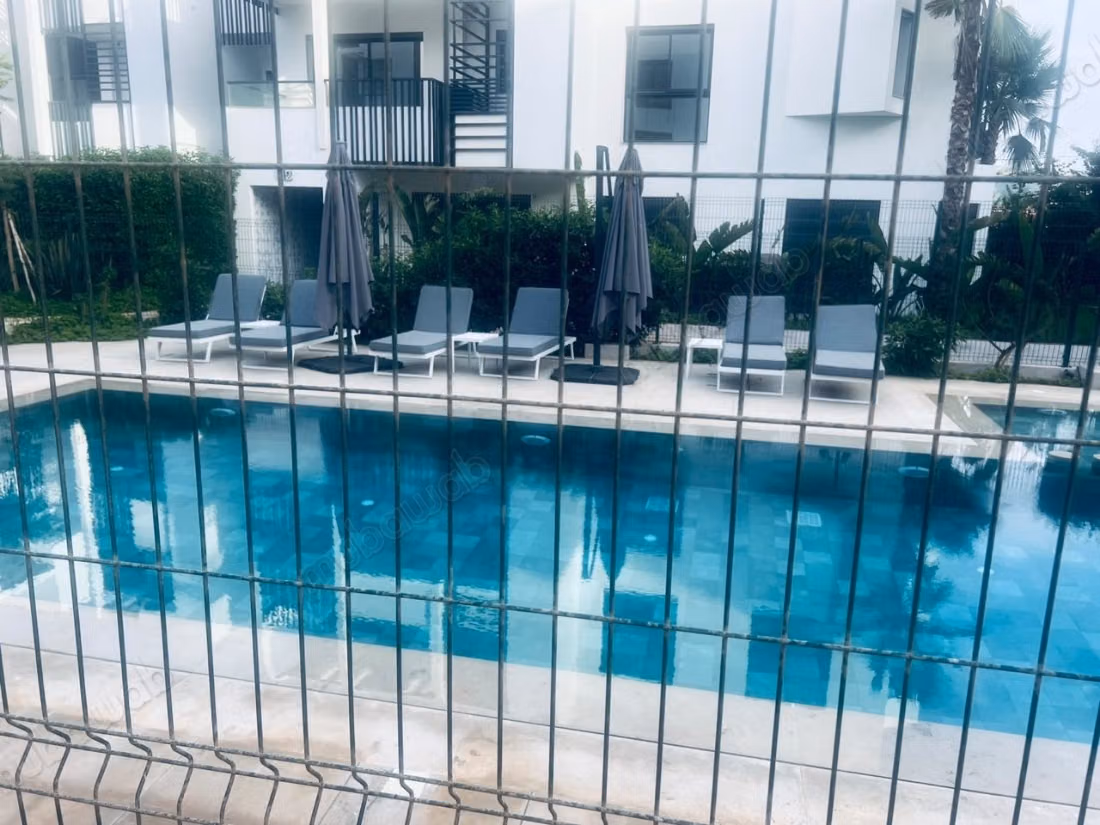 Bel appartement en location à Dar Bouazza. 2 chambres. Piscine et air conditionné