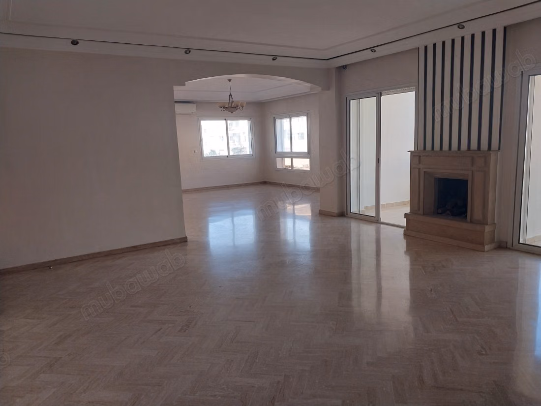 Apartamento en venta en Maârif Extension. 5 habitaciones cómodas. Salón tradicional y sistema de antena parabólica.