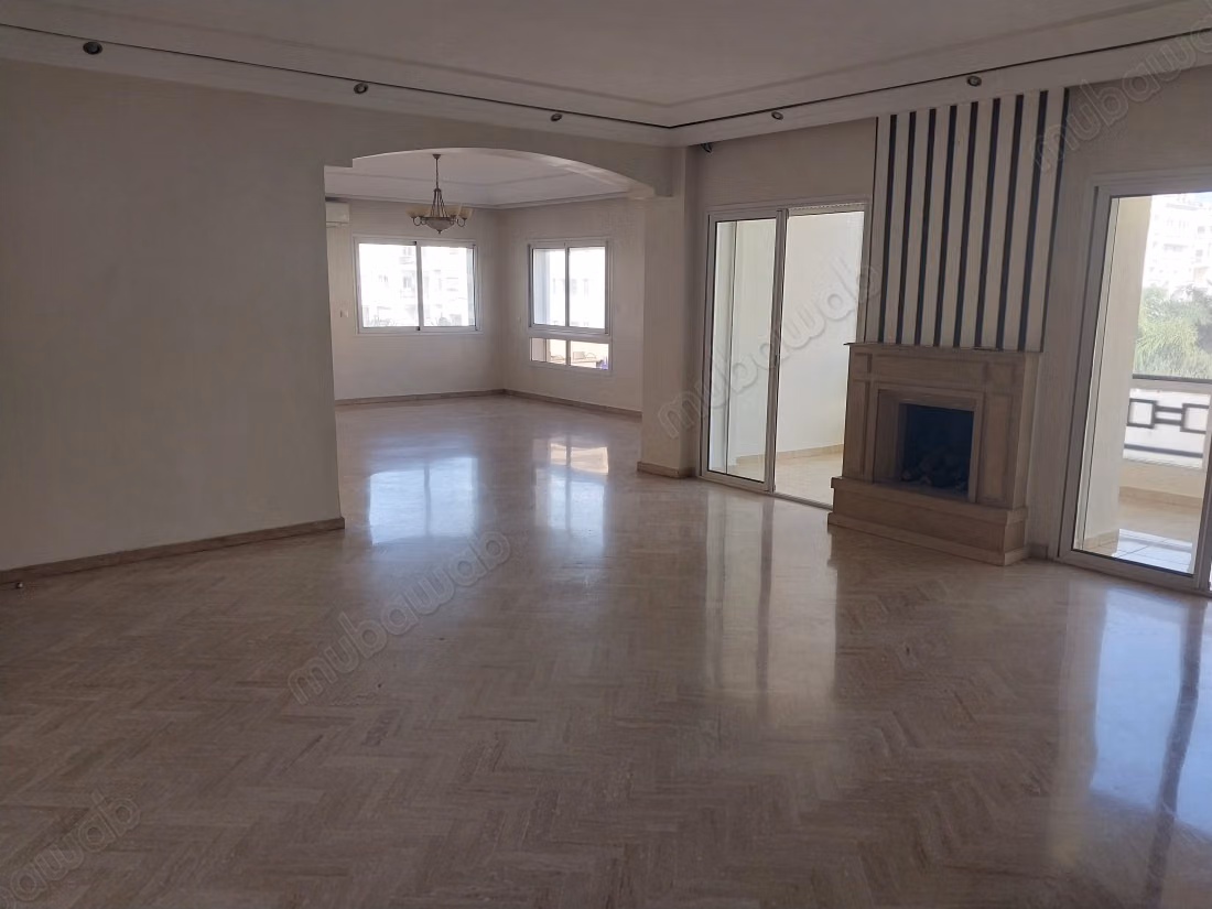 Apartamento en venta en Maârif Extension. 5 habitaciones cómodas. Salón tradicional y sistema de antena parabólica.