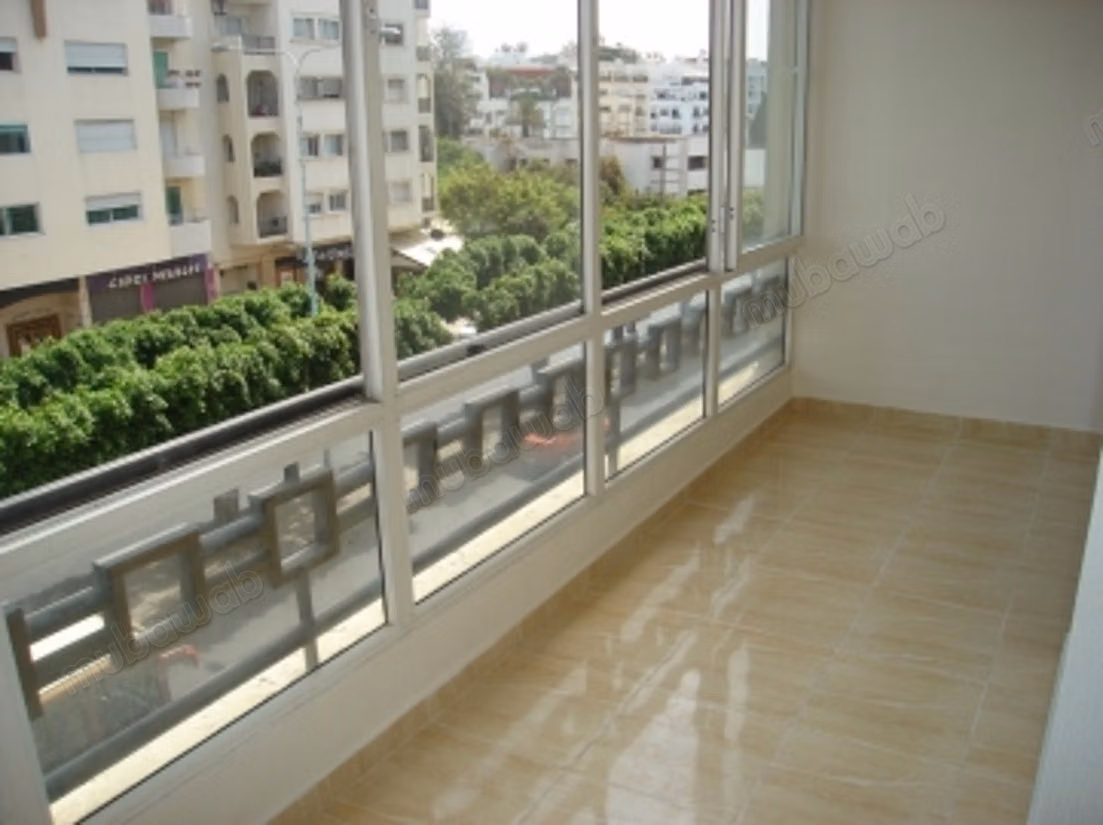 Apartamento en venta en Maârif Extension. 5 habitaciones cómodas. Salón tradicional y sistema de antena parabólica.