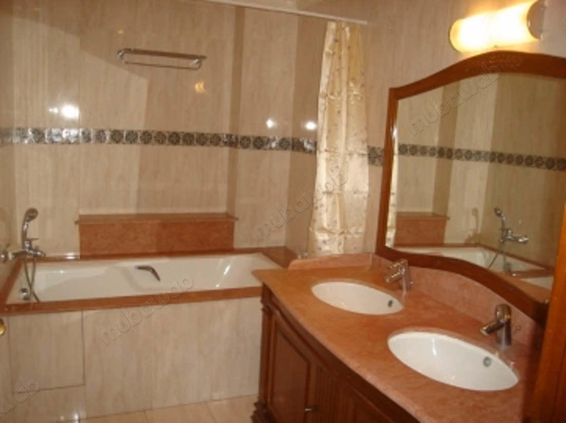 Apartamento en venta en Maârif Extension. 5 habitaciones cómodas. Salón tradicional y sistema de antena parabólica.