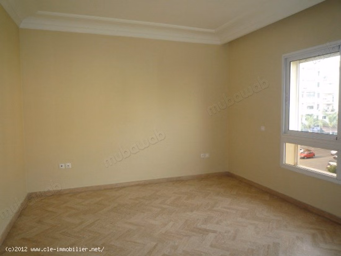 Apartamento en venta en Maârif Extension. 5 habitaciones cómodas. Salón tradicional y sistema de antena parabólica.
