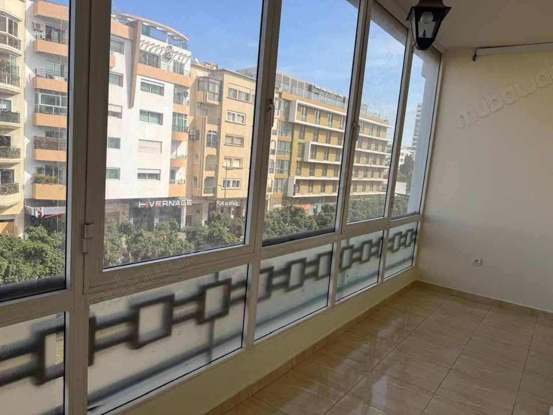 Apartamento en venta en Maârif Extension. 5 habitaciones cómodas. Salón tradicional y sistema de antena parabólica.