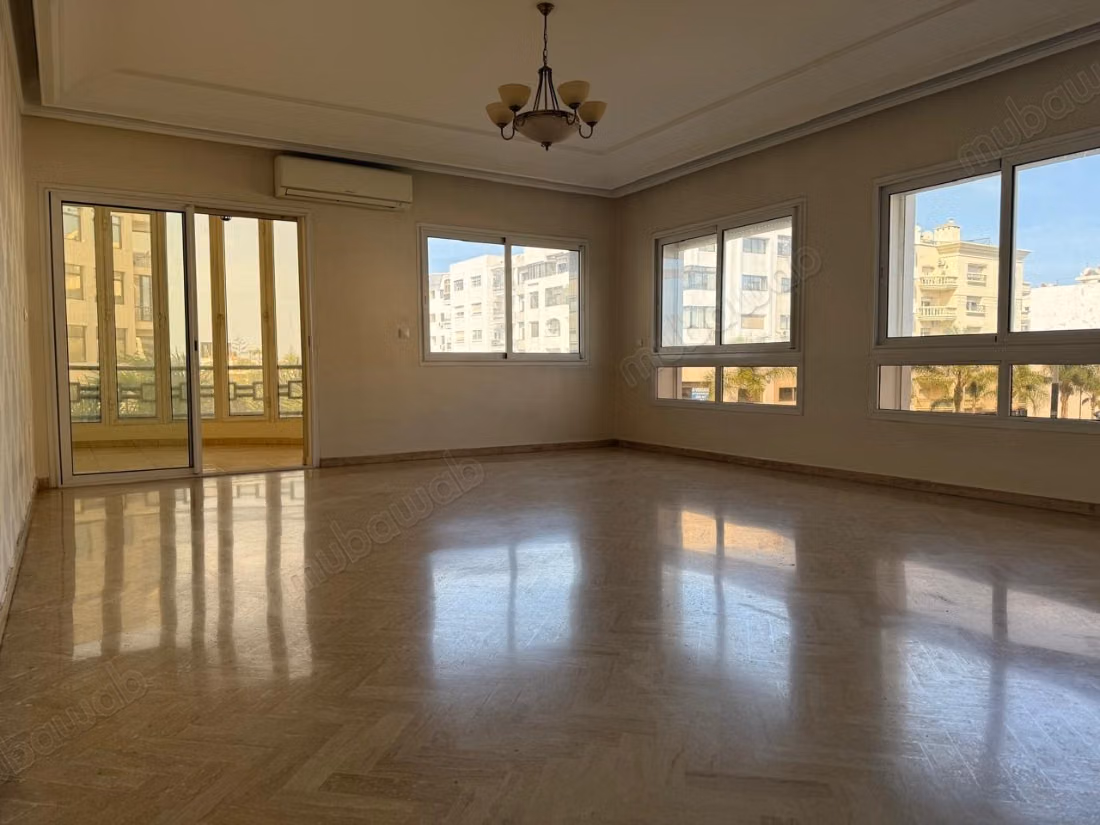 Apartamento en venta en Maârif Extension. 5 habitaciones cómodas. Salón tradicional y sistema de antena parabólica.