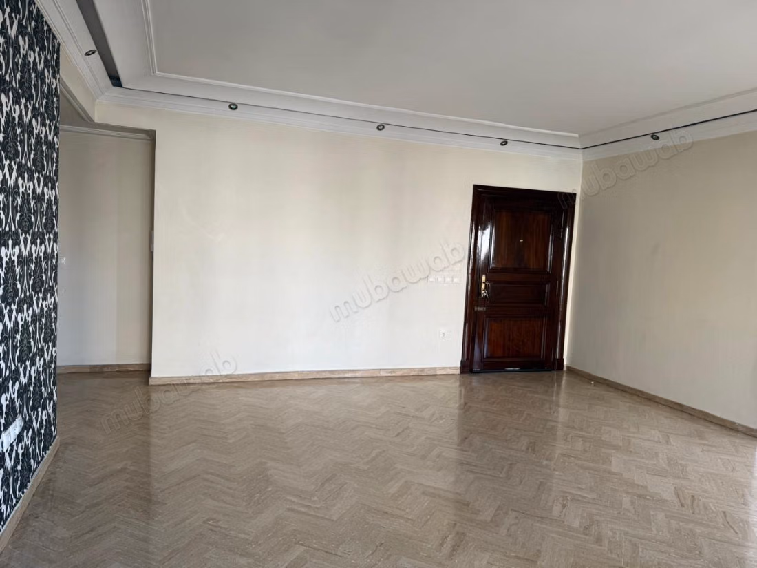 Apartamento en venta en Maârif Extension. 5 habitaciones cómodas. Salón tradicional y sistema de antena parabólica.