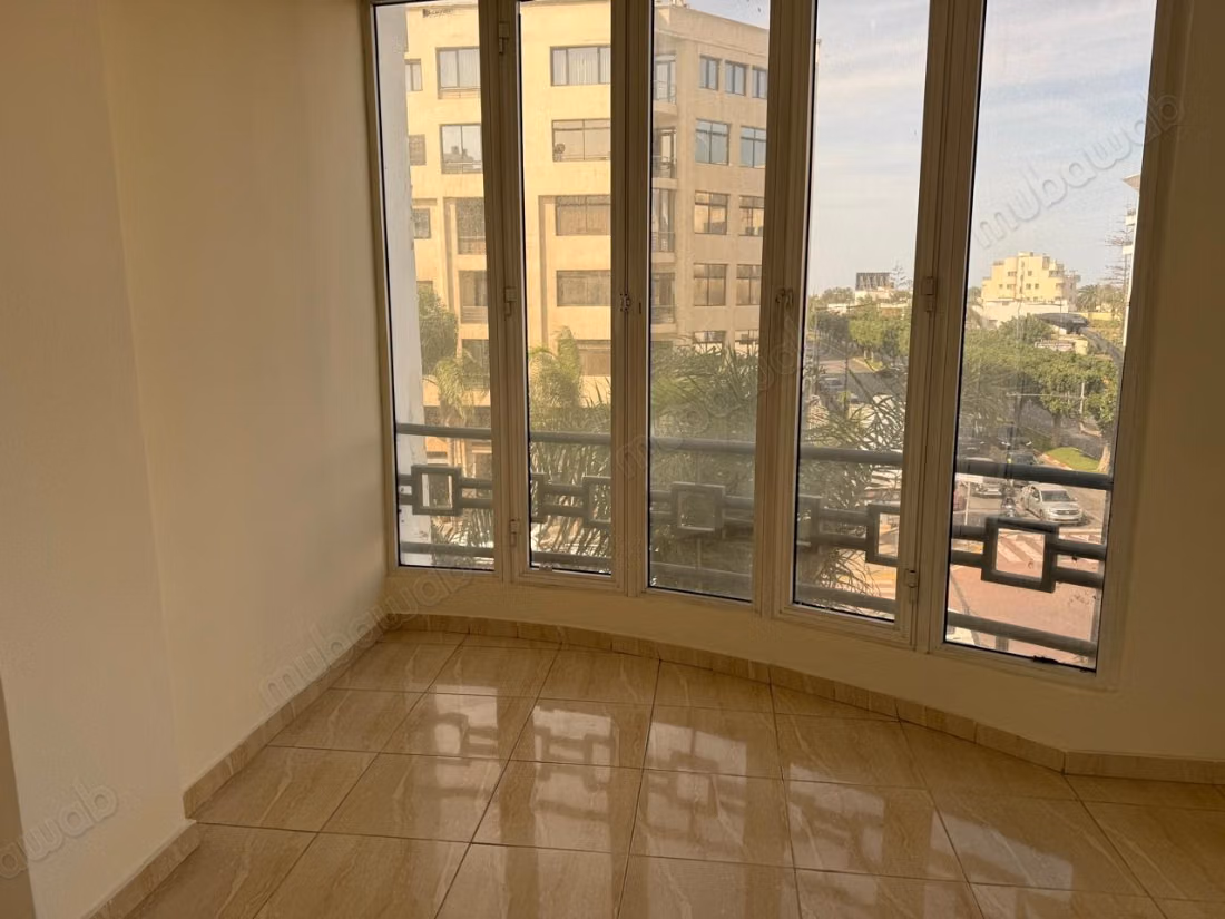 Apartamento en venta en Maârif Extension. 5 habitaciones cómodas. Salón tradicional y sistema de antena parabólica.