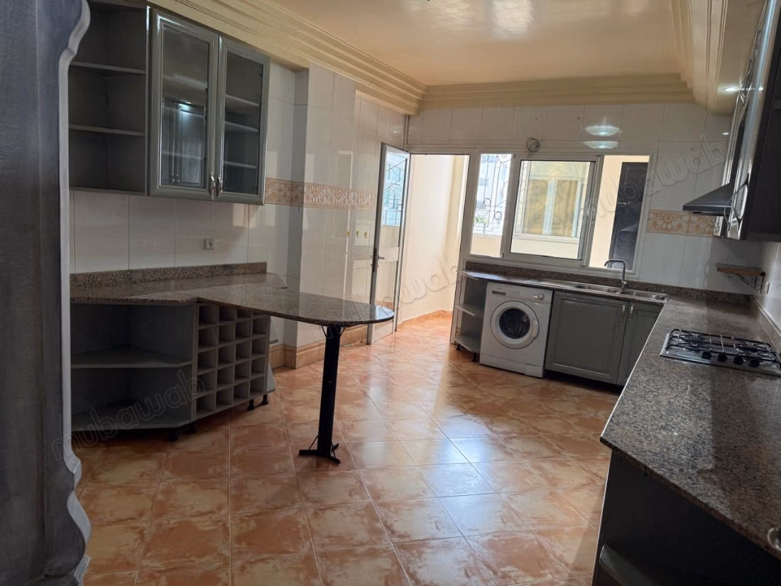 Apartamento en venta en Maârif Extension. 5 habitaciones cómodas. Salón tradicional y sistema de antena parabólica.