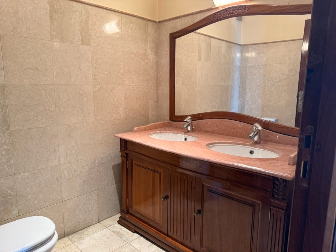 Apartamento en venta en Maârif Extension. 5 habitaciones cómodas. Salón tradicional y sistema de antena parabólica.