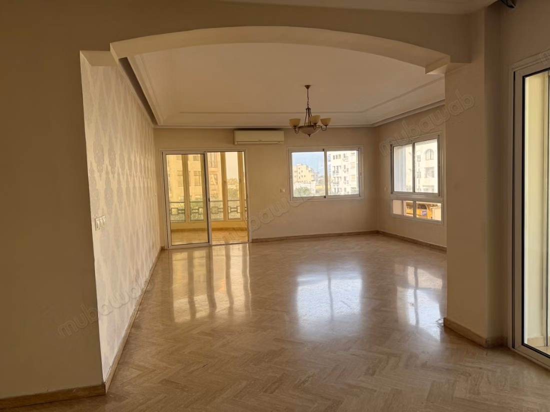 Apartamento en venta en Maârif Extension. 5 habitaciones cómodas. Salón tradicional y sistema de antena parabólica.