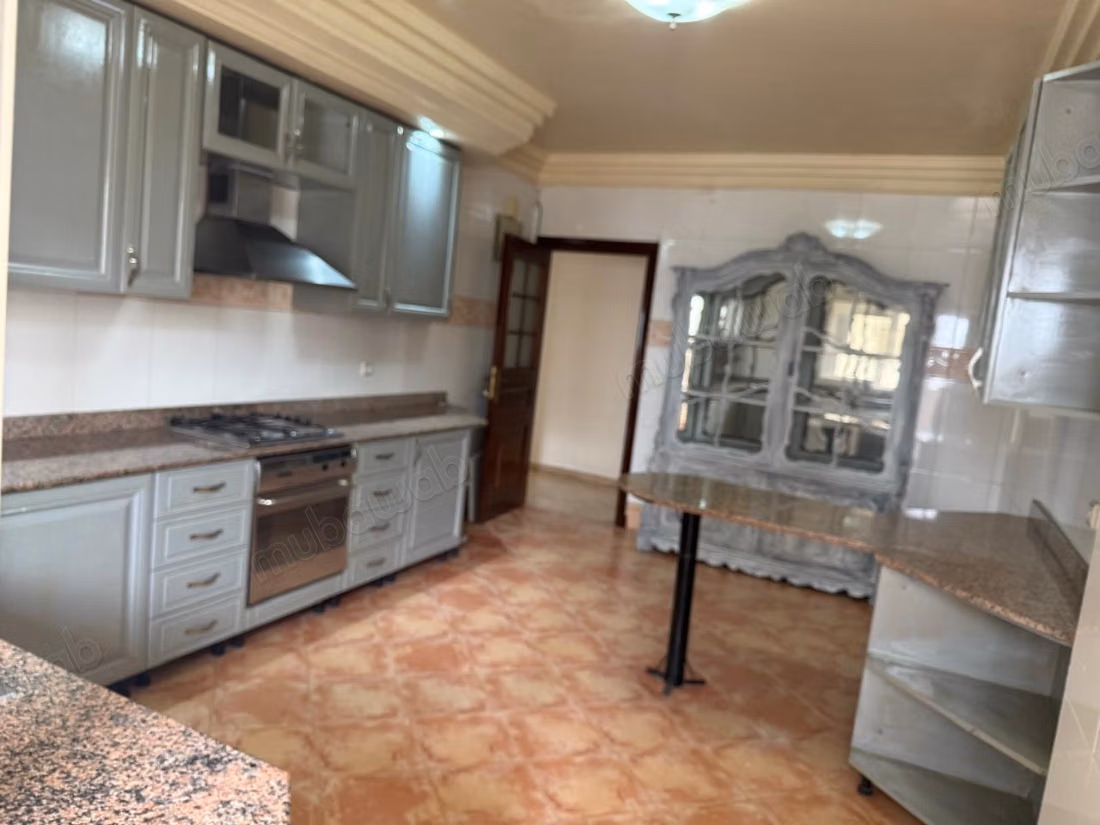 Apartamento en venta en Maârif Extension. 5 habitaciones cómodas. Salón tradicional y sistema de antena parabólica.