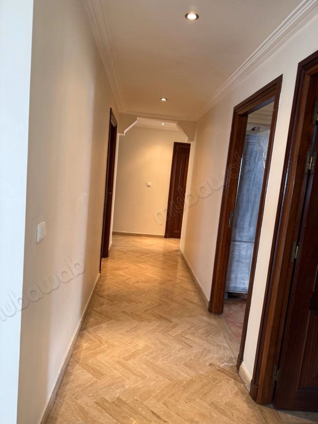 Apartamento en venta en Maârif Extension. 5 habitaciones cómodas. Salón tradicional y sistema de antena parabólica.