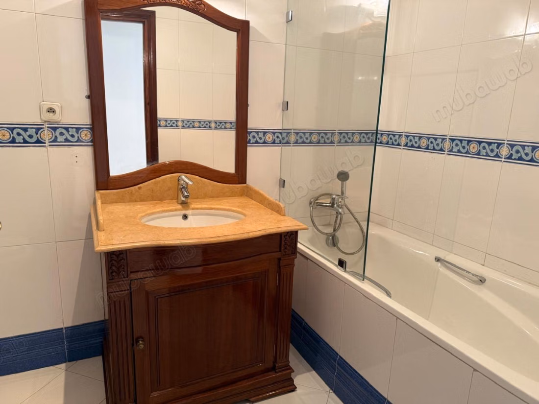 Apartamento en venta en Maârif Extension. 5 habitaciones cómodas. Salón tradicional y sistema de antena parabólica.